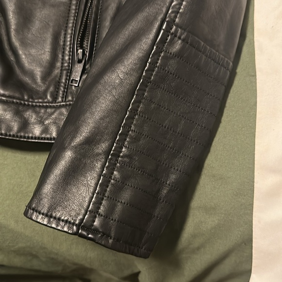 Hollister faux Leather motorcycle jacket size medium - Picture 3 of 6
